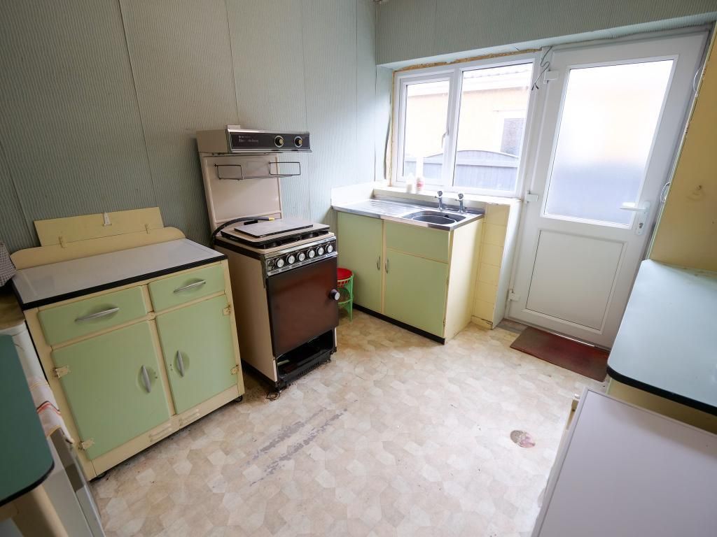 Property photo 3 of 8 Kitchen