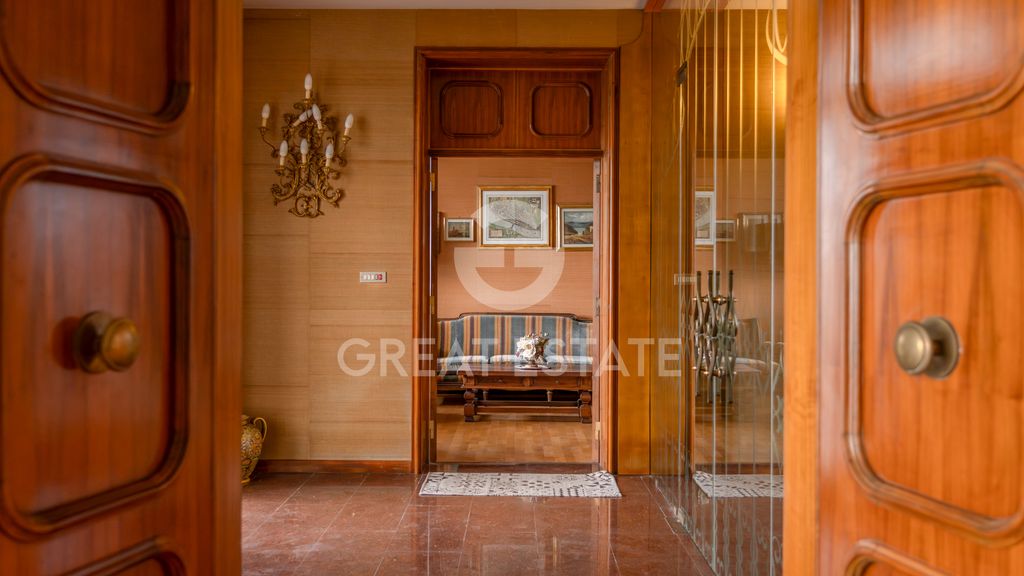 Property photo 2 of 50 Interiors