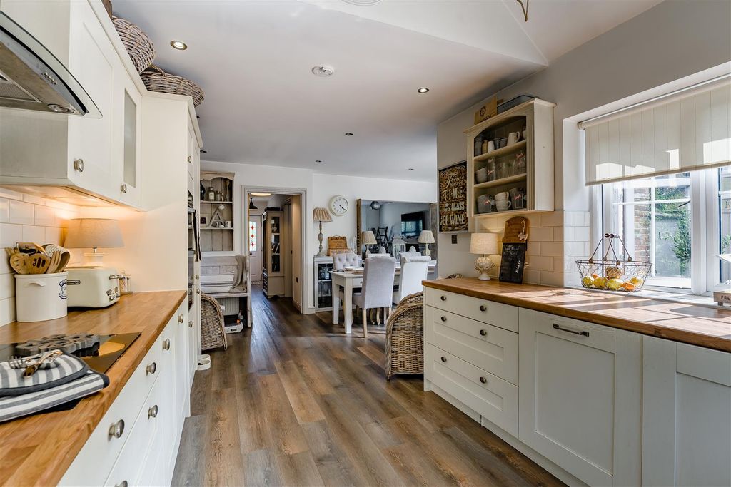 Property photo 2 of 26 8650932-Interior16.Jpg
