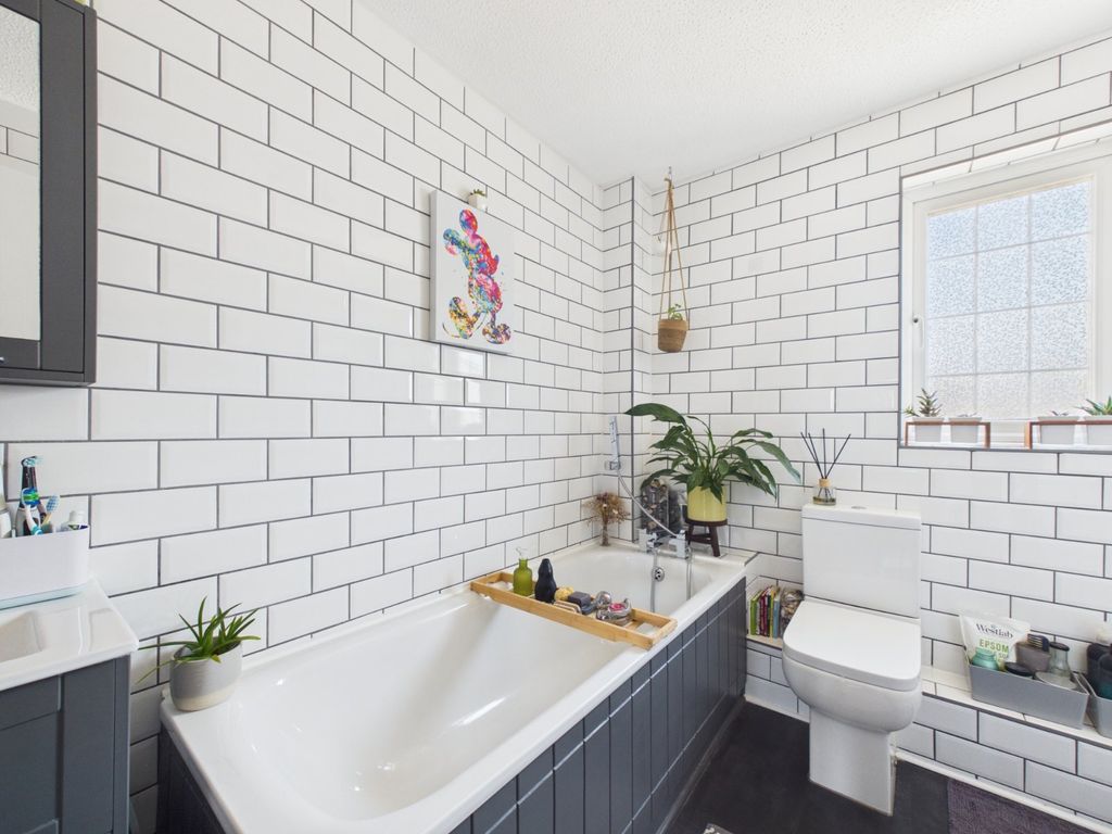 Property photo 2 of 18 Bathroom