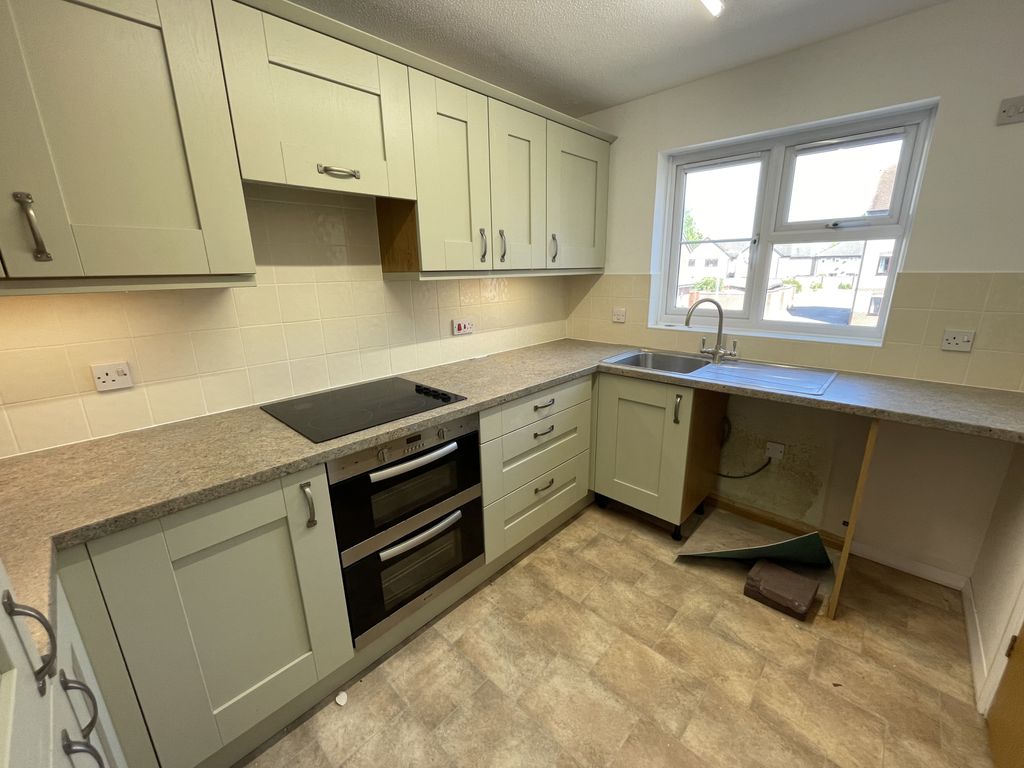 Property photo 3 of 9 Kitchen 1