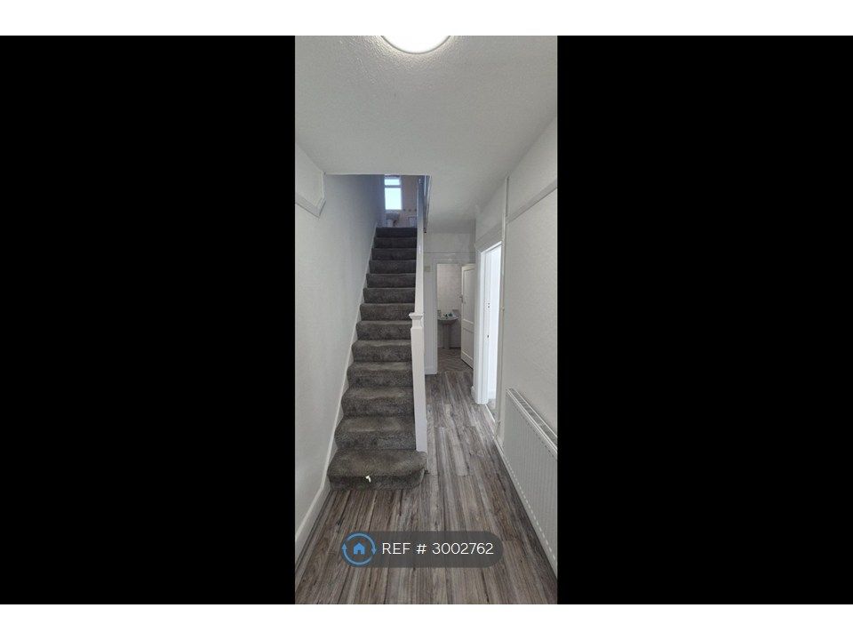Property photo 2 of 14 Hallway