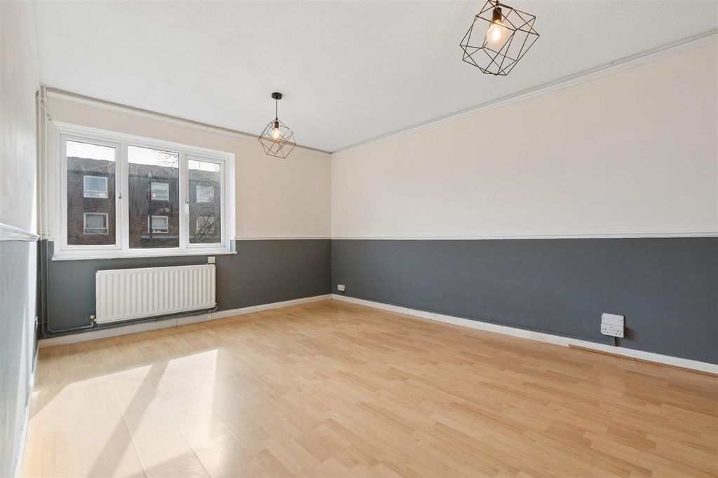 Property photo 2 of 8 101 Singleton Close, London, Sw17 9Jz Reception 1.