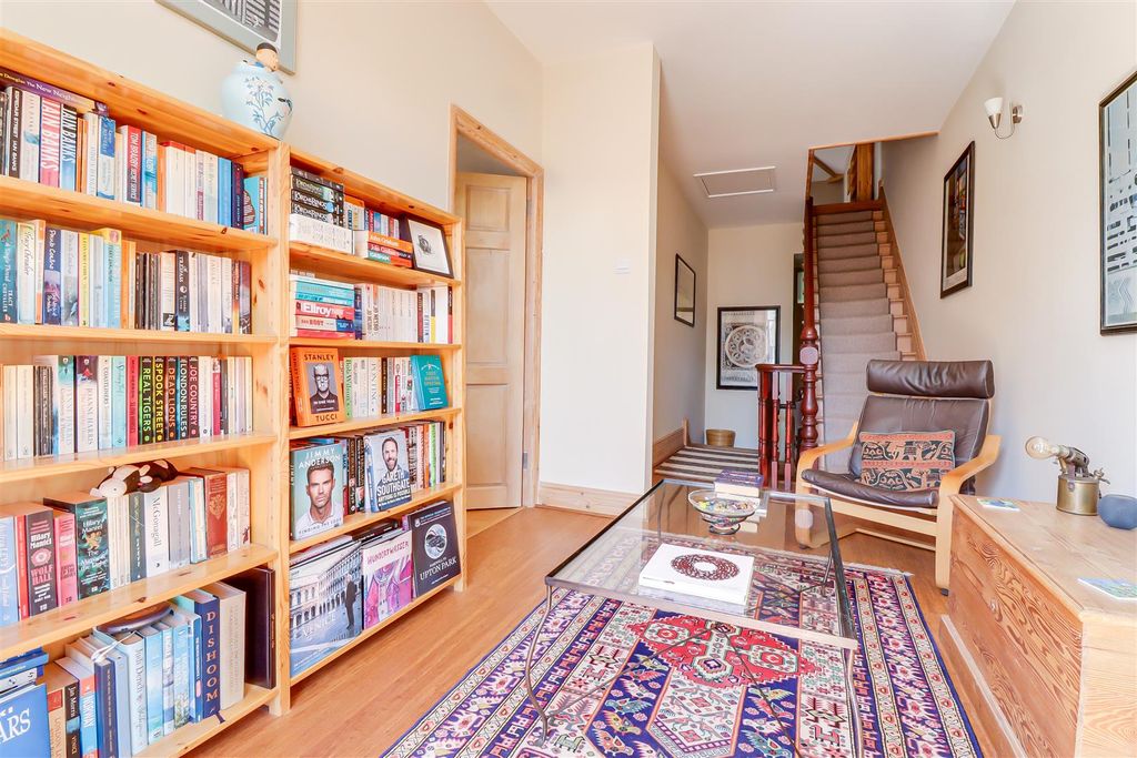 Property photo 2 of 31