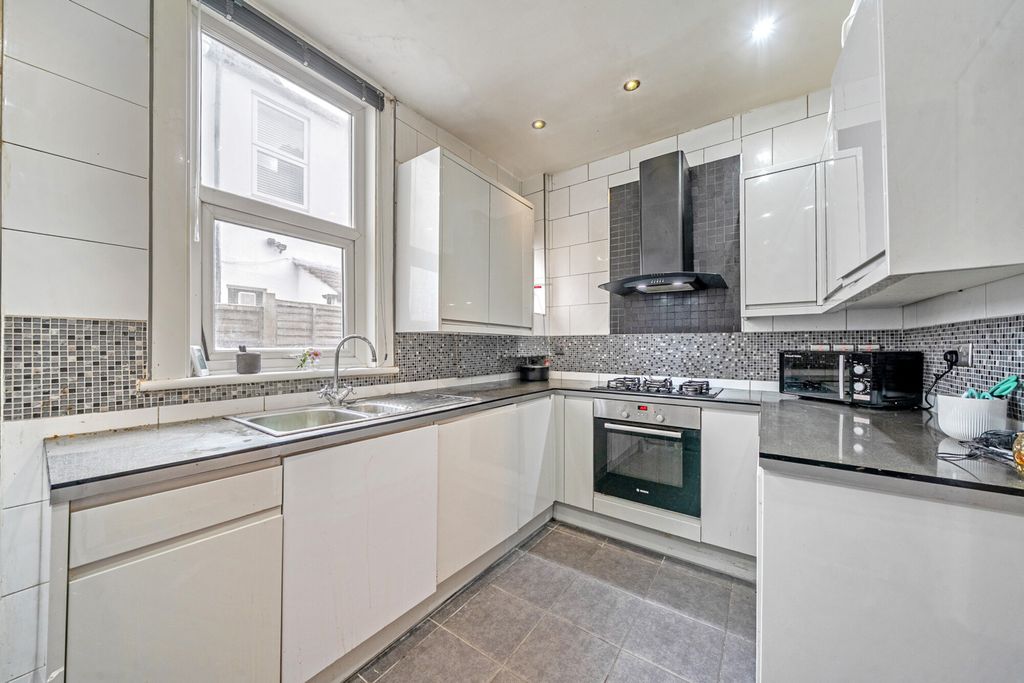 Property photo 2 of 12 1462949-6-6A0Db28...
