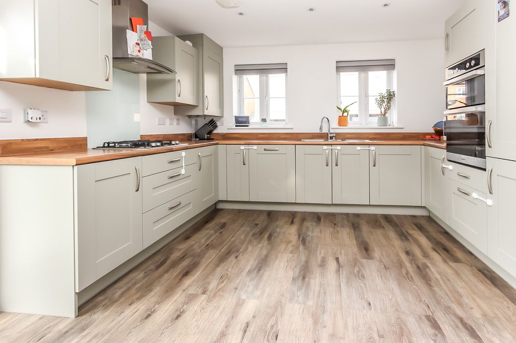 Property photo 3 of 17 Kitchen