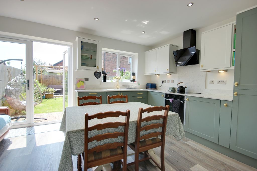 Property photo 1 of 17 1 Kit Din A
