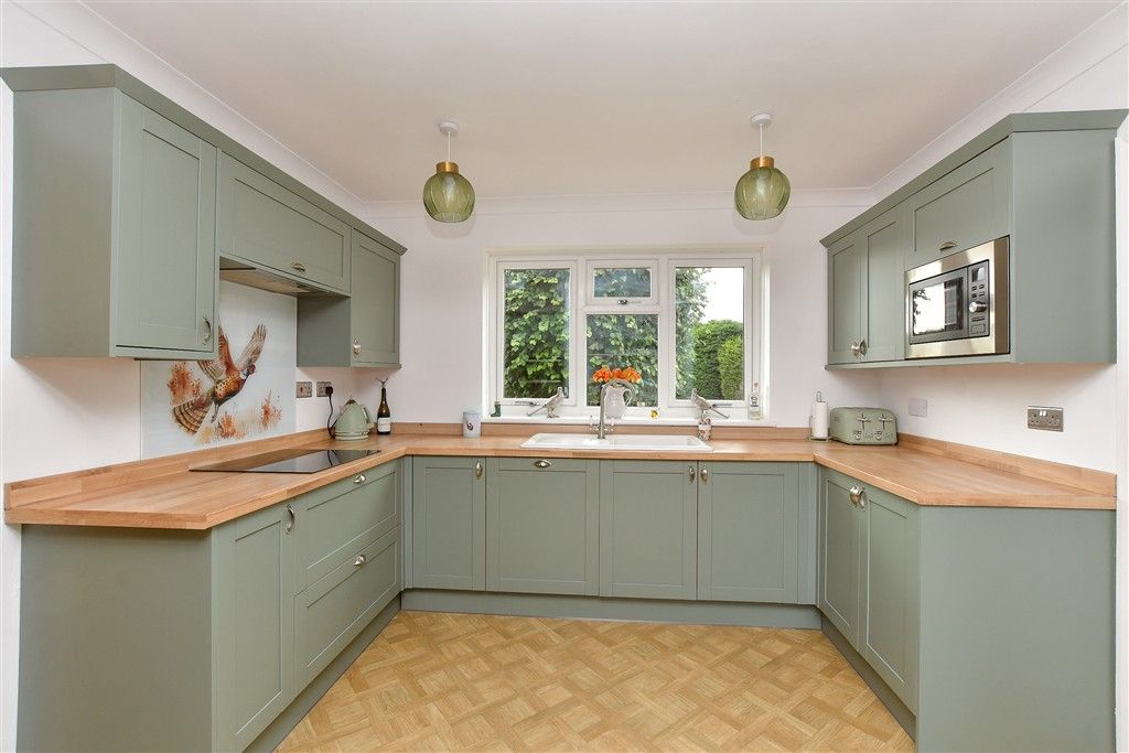 Property photo 3 of 17 Kitchen