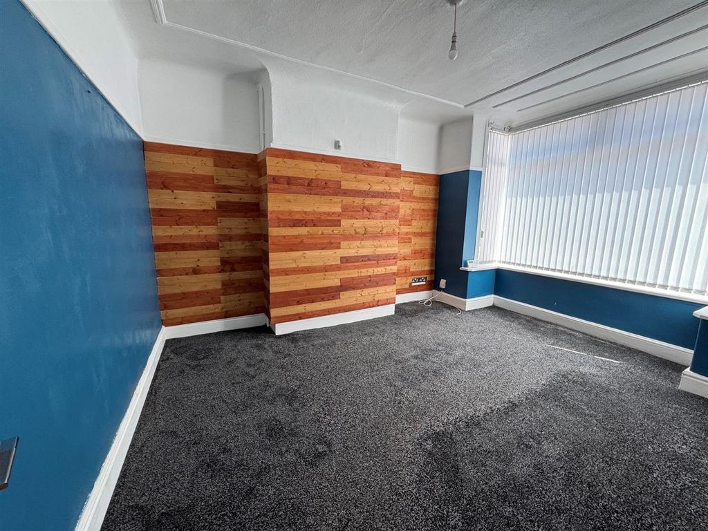 Property photo 3 of 11 Lounge