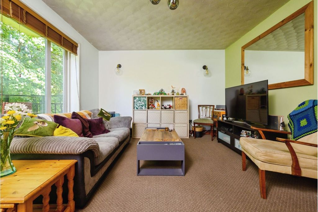 Property photo 3 of 17 Lounge