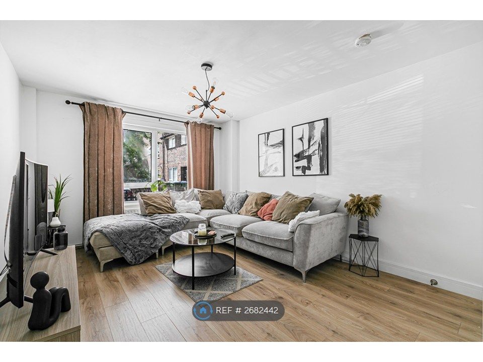 Property photo 3 of 13 Livingroom