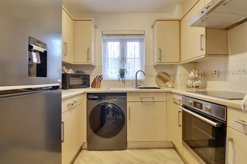 Property photo 3 of 11 Kitchen