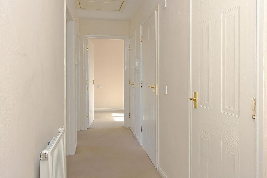 Property photo 2 of 14 Hallway