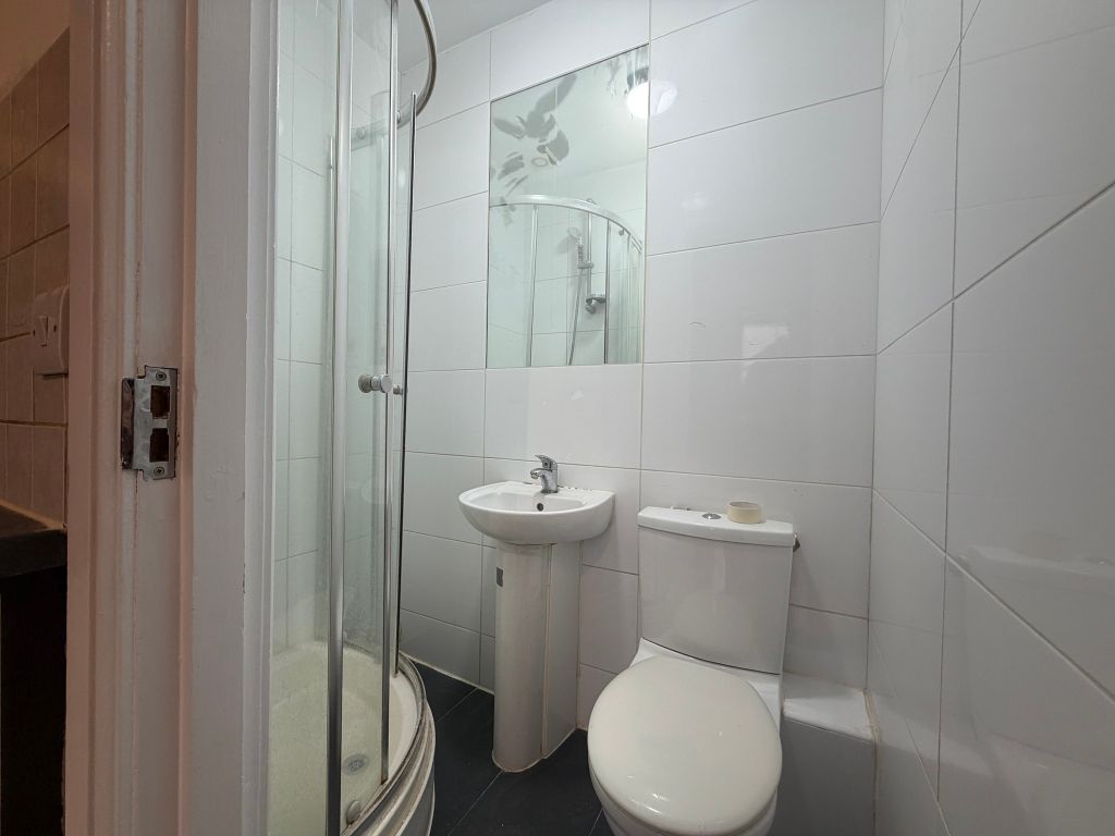 Property photo 3 of 7 Bathroom