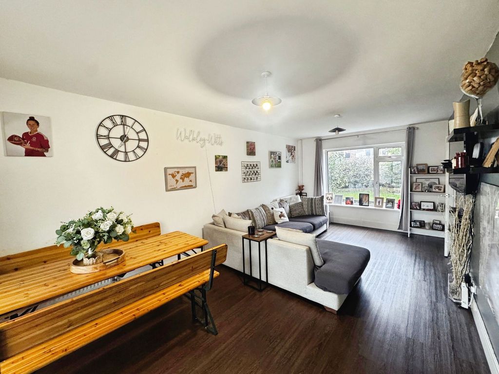 Property photo 2 of 28