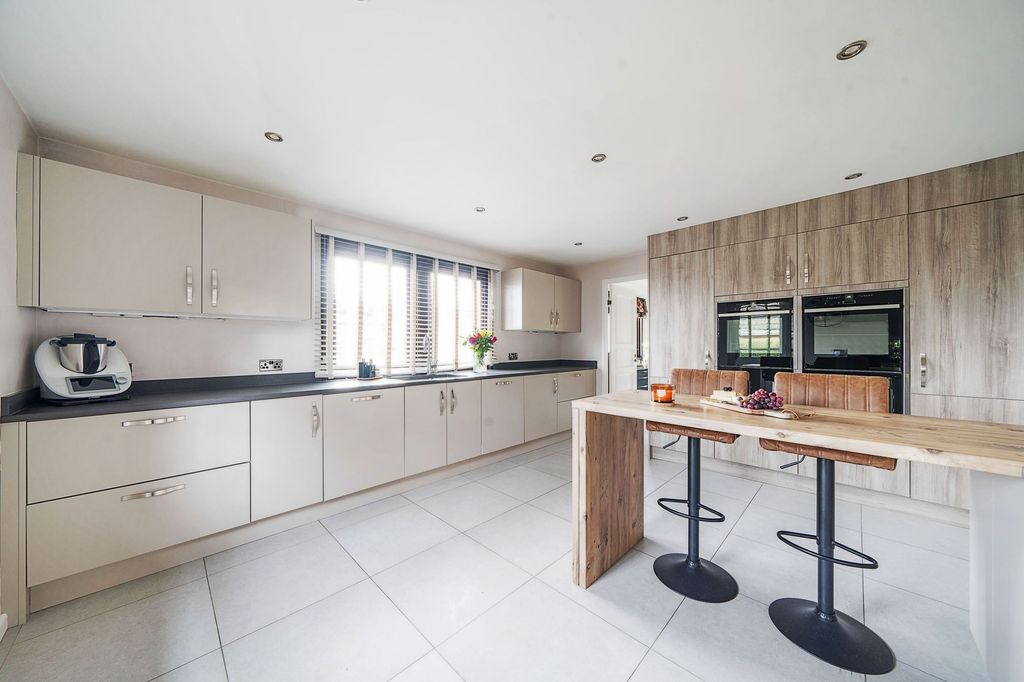 Property photo 2 of 32