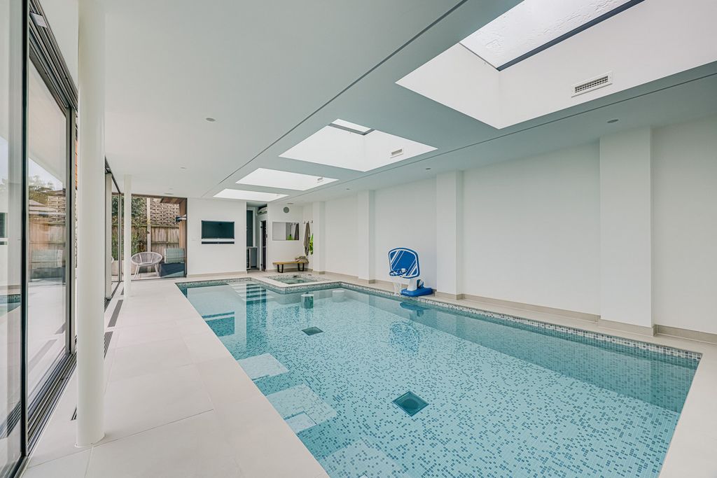 Property photo 3 of 42