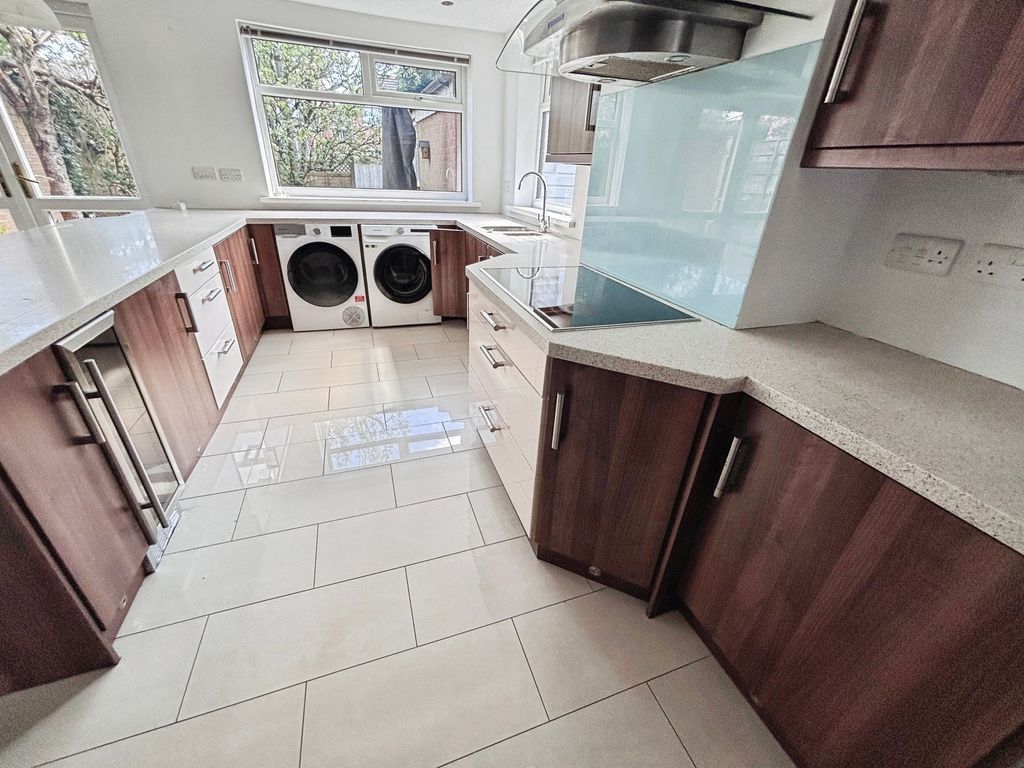 Property photo 3 of 18 Kitchen