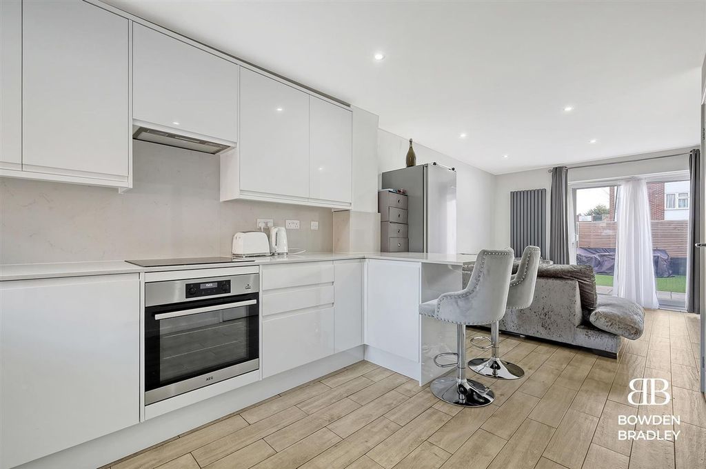 Property photo 2 of 12 Kitchen