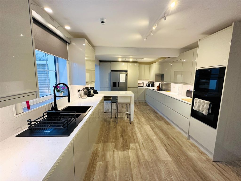 Property photo 3 of 27