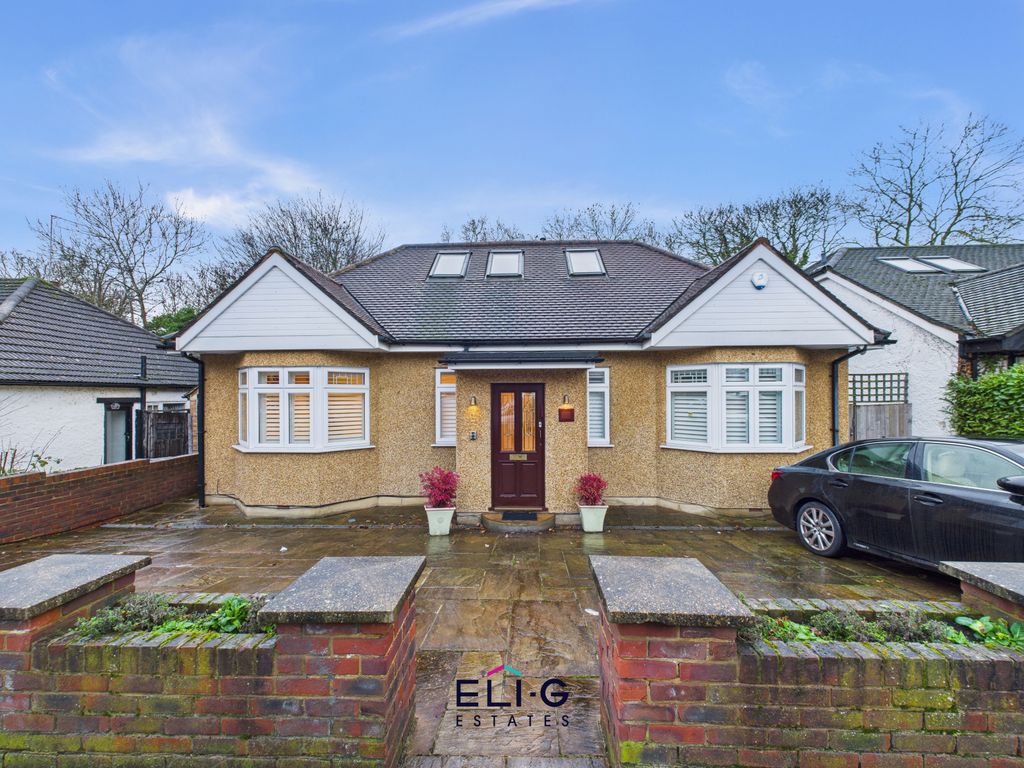 Property photo 1 of 24 Chain Free Large 4 Bed Bungalow For Sale, Shirehall Park