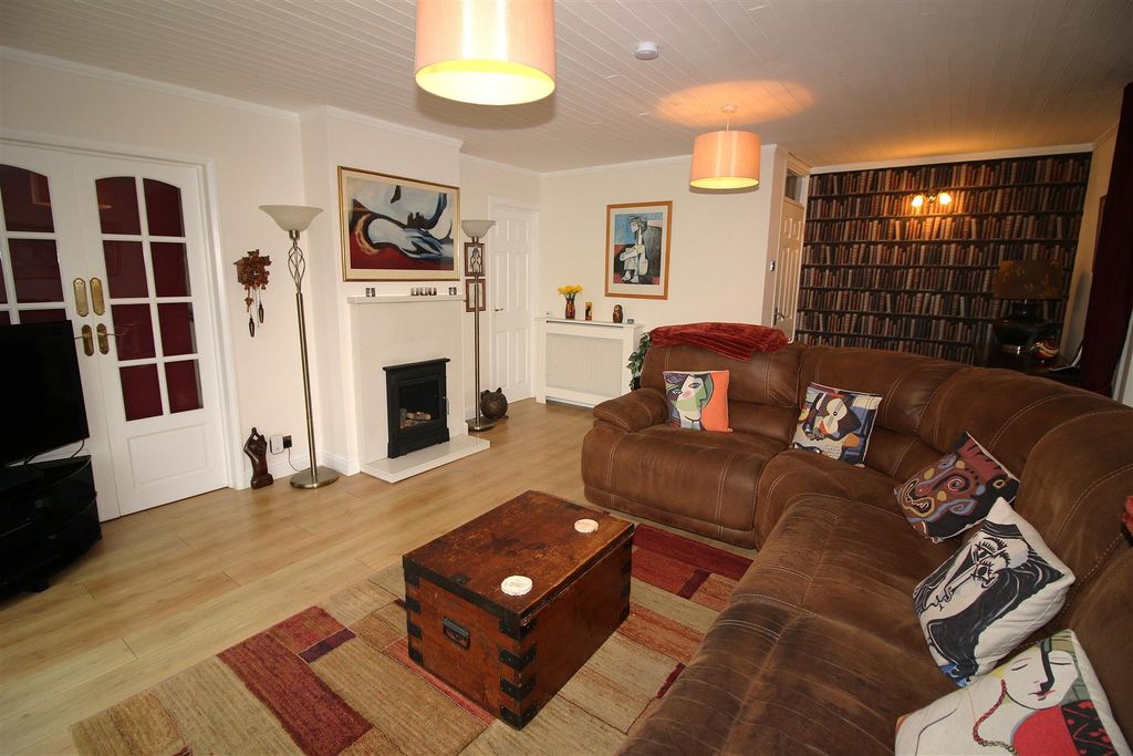 Property photo 2 of 25 Lounge