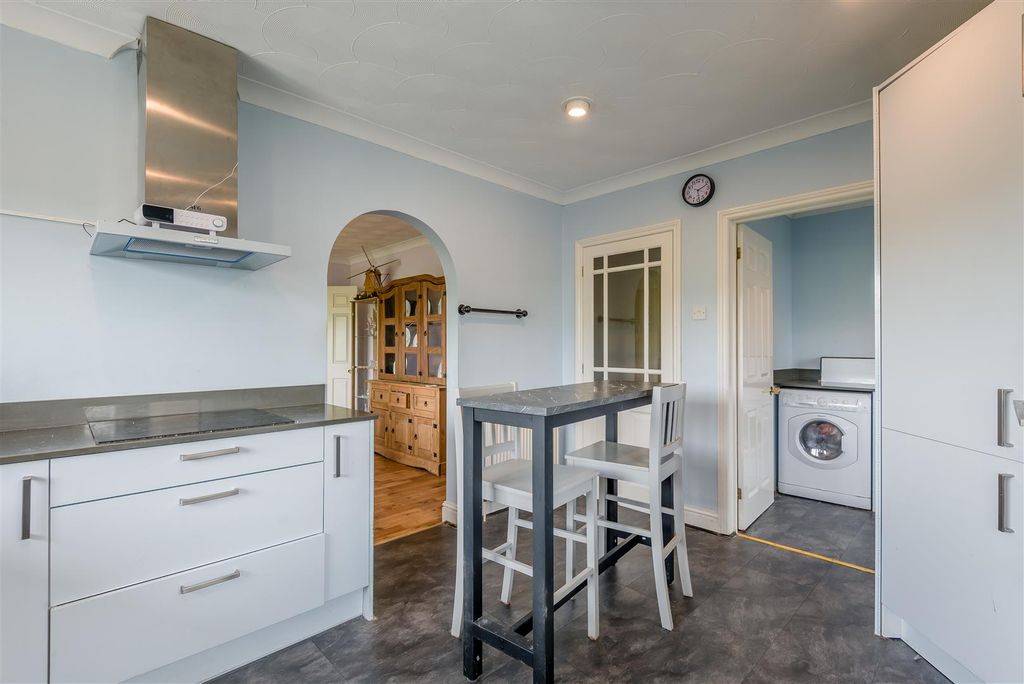 Property photo 2 of 34