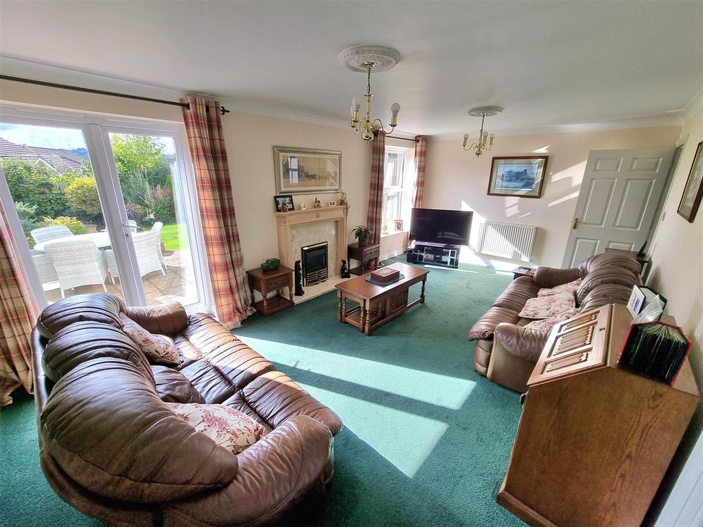 Property photo 3 of 19 Sitting Room.Jpg