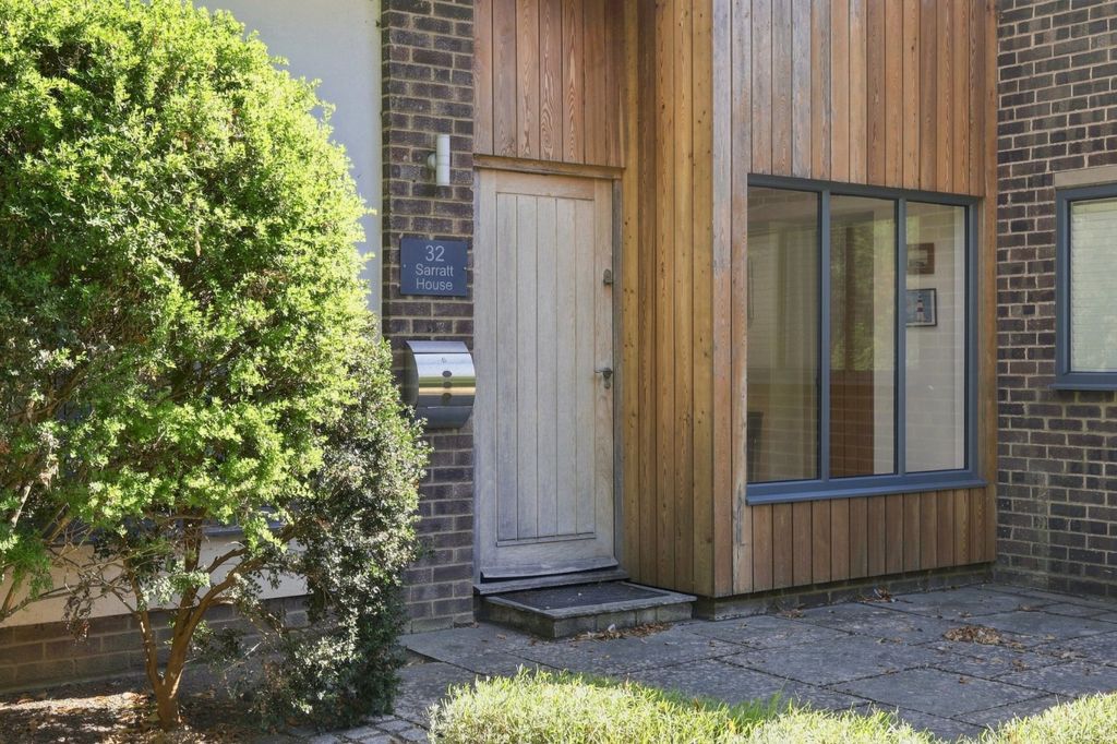 Property photo 2 of 18 Entrance