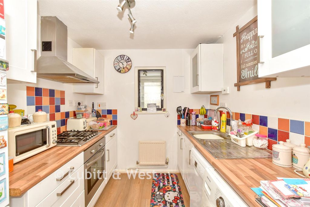 Property photo 3 of 10 Kitchen