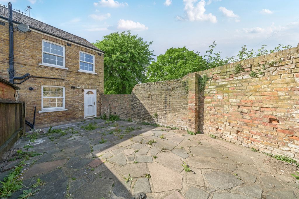 Property photo 1 of 13 Courtyard