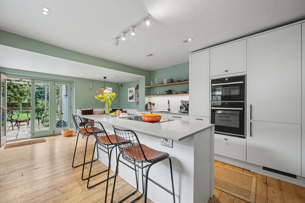 Property photo 2 of 27