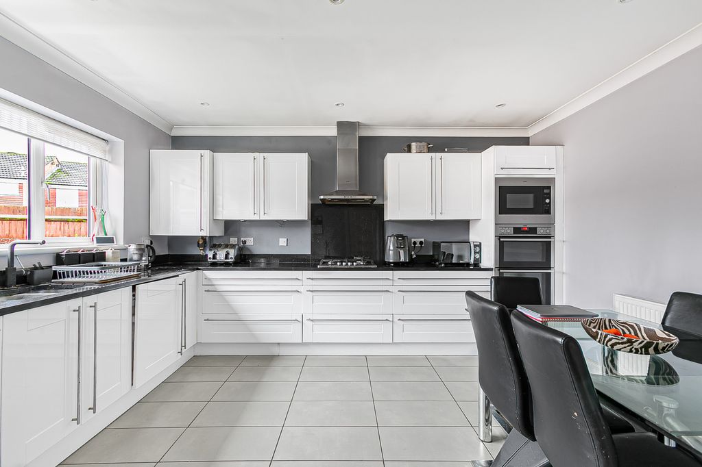 Property photo 3 of 19 Kitchen