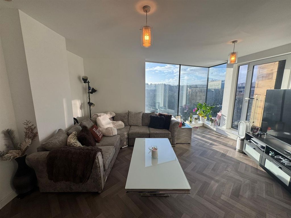 Property photo 2 of 19 Lounge