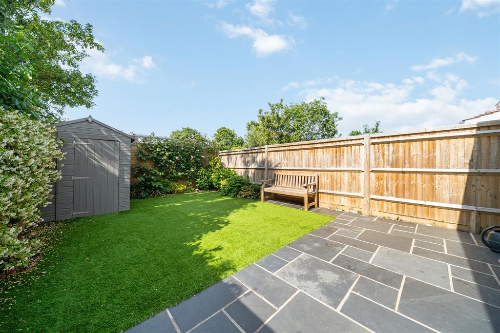 Property photo 3 of 12 Craven Gardens  (11).Jpg