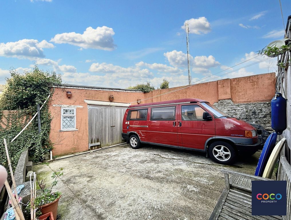 Property photo 2 of 19 Garage/Parking