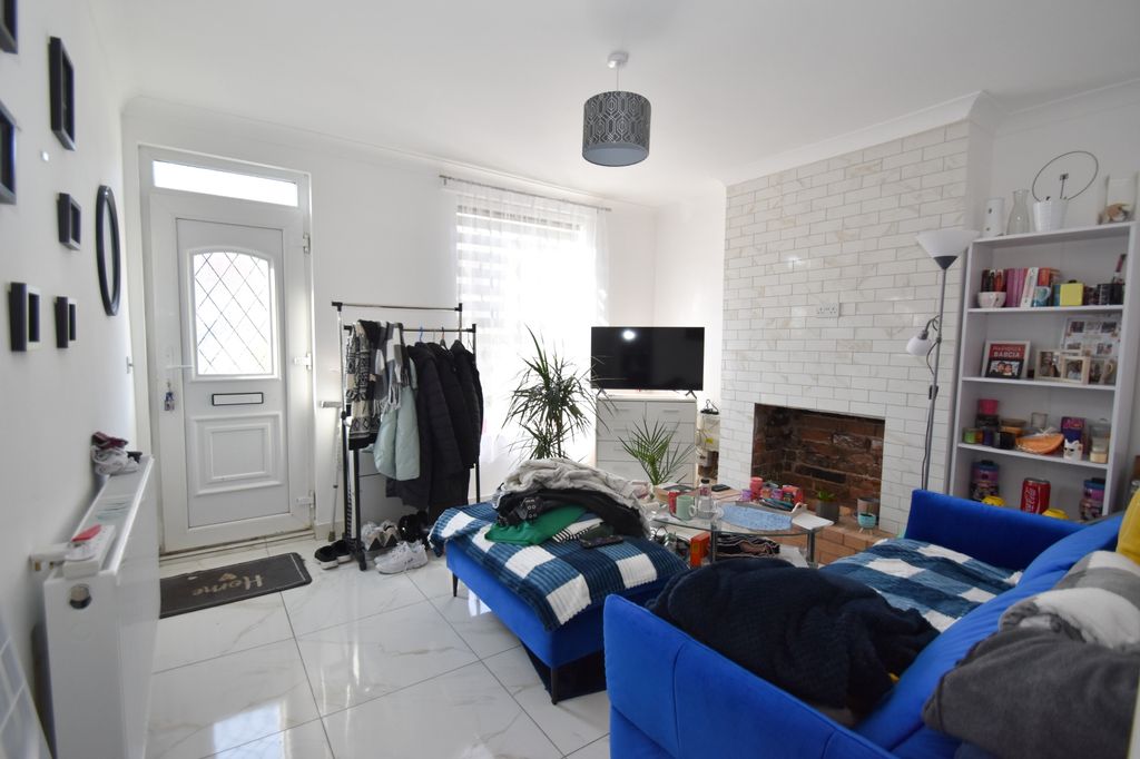 Property photo 2 of 15 Lounge