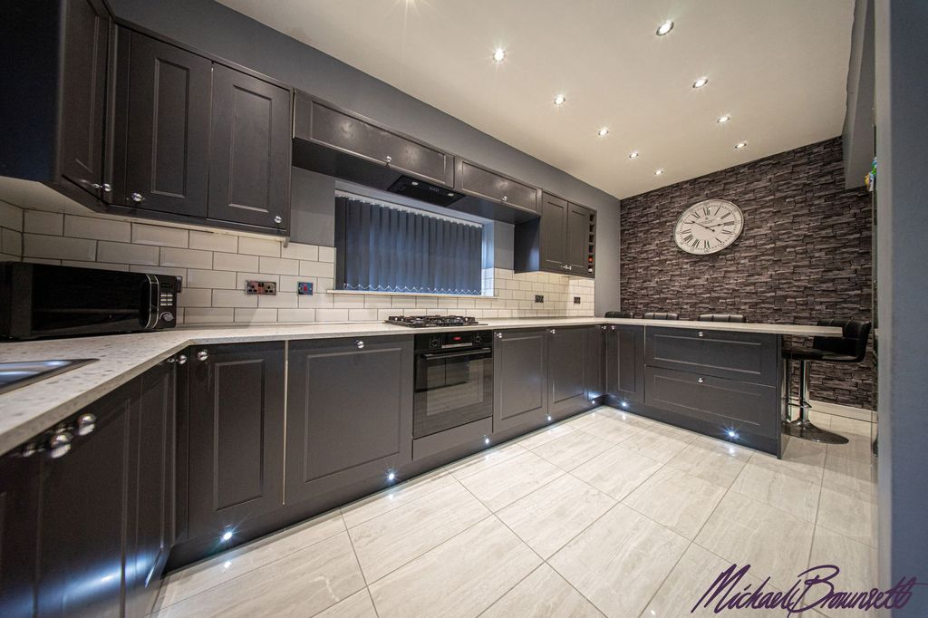 Property photo 3 of 28