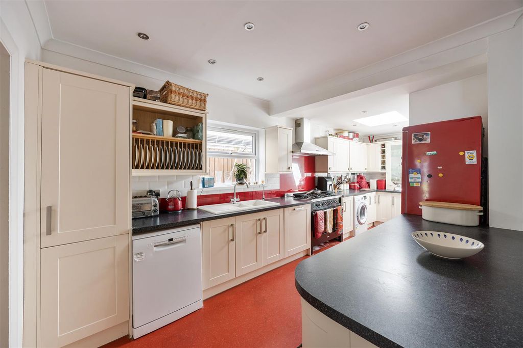 Property photo 3 of 35 Forest View Road, E17