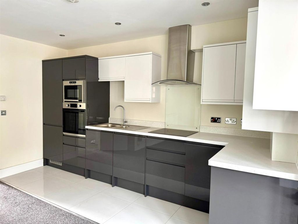 Property photo 2 of 9 Kitchen