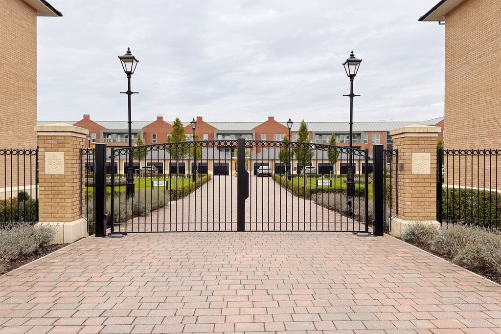 Property photo 3 of 14 Gated Entrance