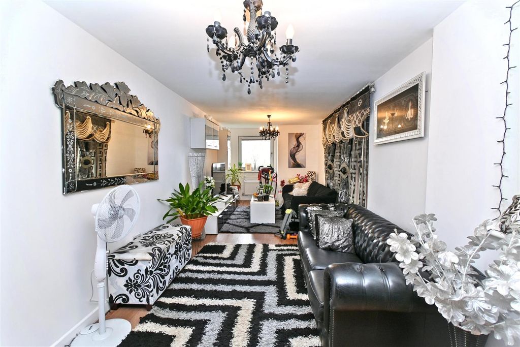 Property photo 1 of 22 Lounge.Jpg