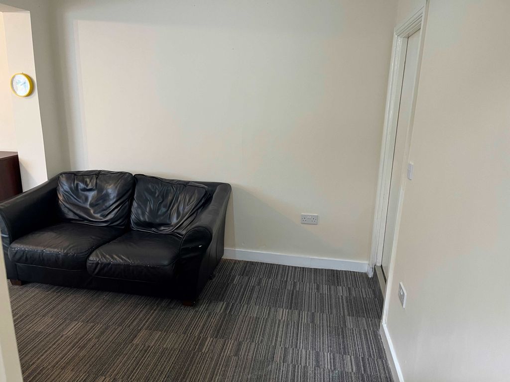 Property photo 3 of 10 Lounge_Photo2___279A_Prest