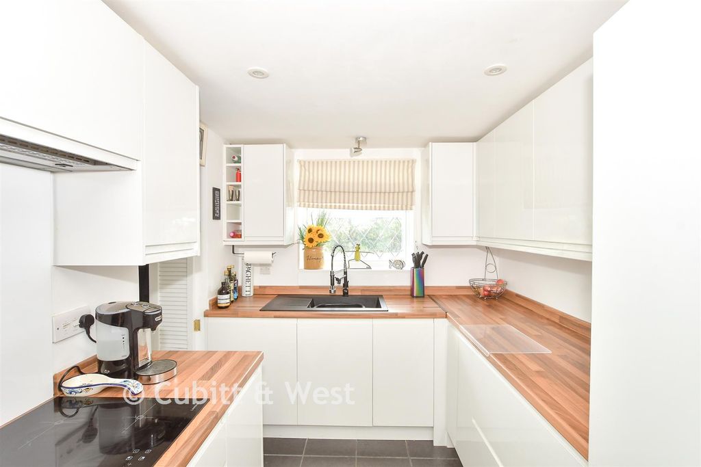 Property photo 3 of 12 Kitchen