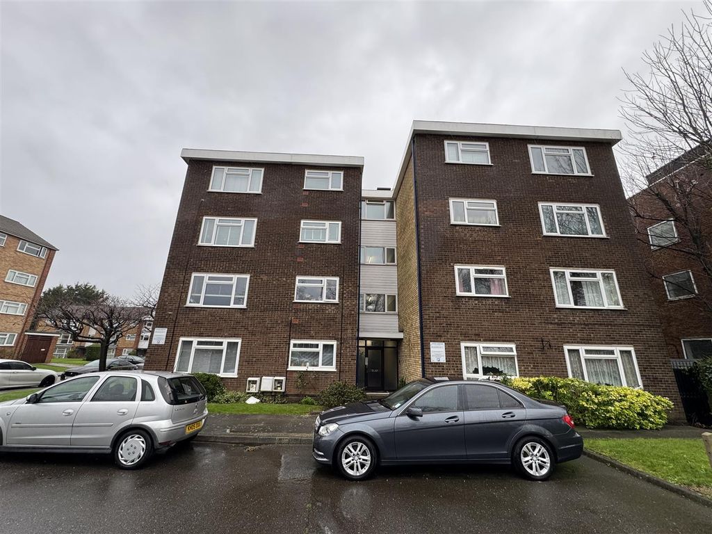 Property photo 1 of 9 Windsor Court N14