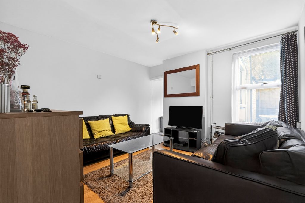 Property photo 3 of 11 Lounge