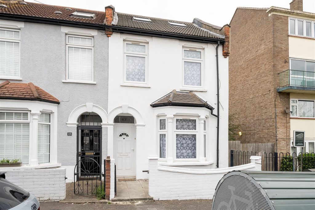 Property photo 1 of 34 Carlton Road, E17