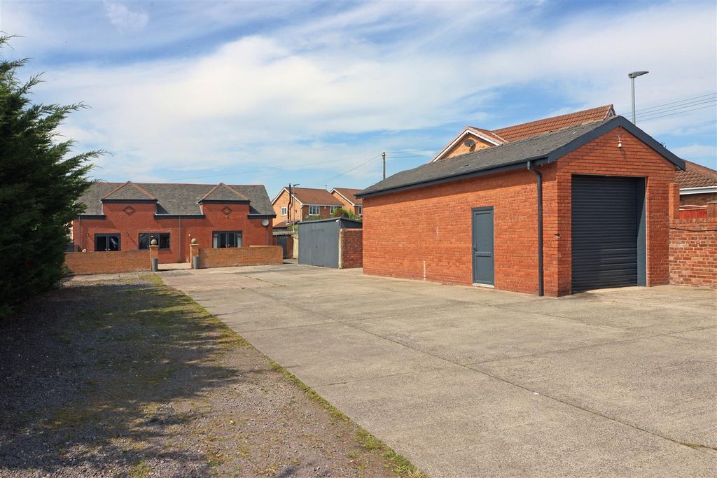 Property photo 3 of 14 External