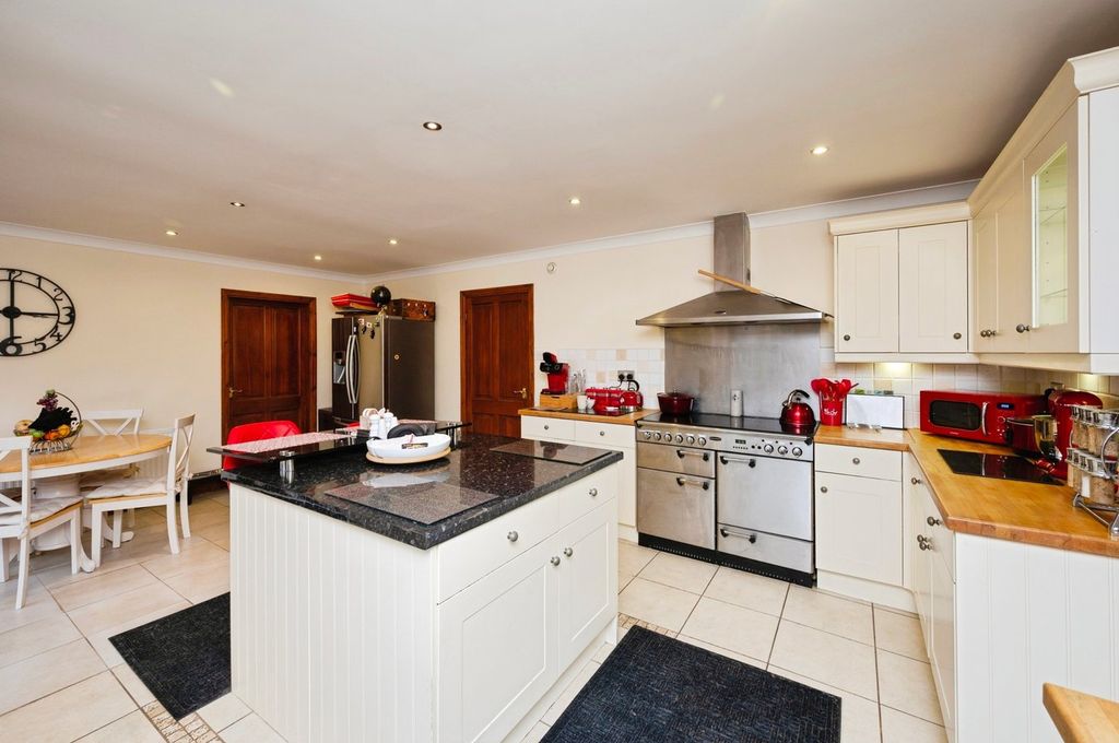 Property photo 3 of 34