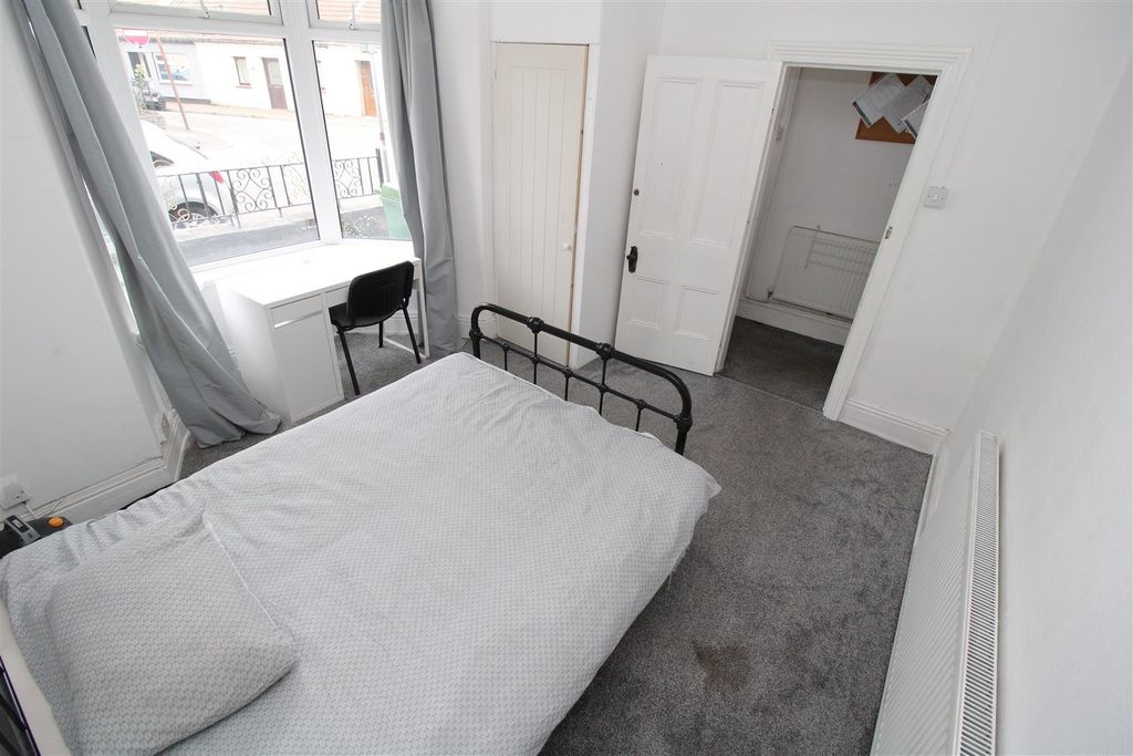 Property photo 1 of 20 Bright Bedroom With Large Window And Study Desk...